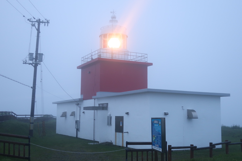 朝霧の湯沸岬灯台