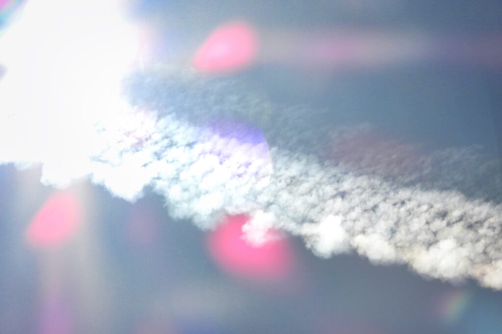 飛行機雲の逆光