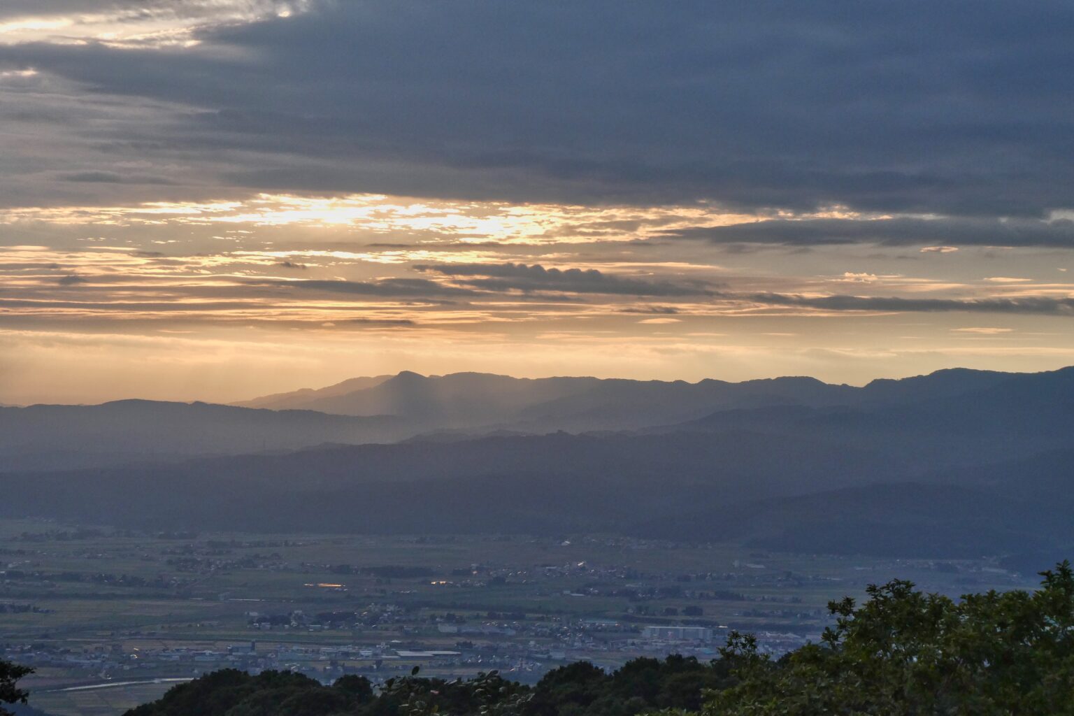 霧の中の朝日