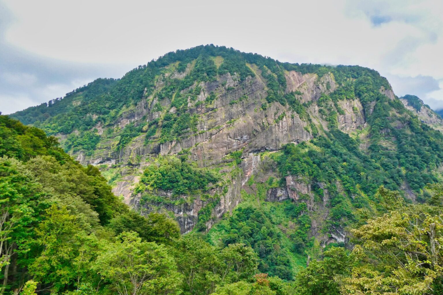 千丈ヶ岳の岩壁