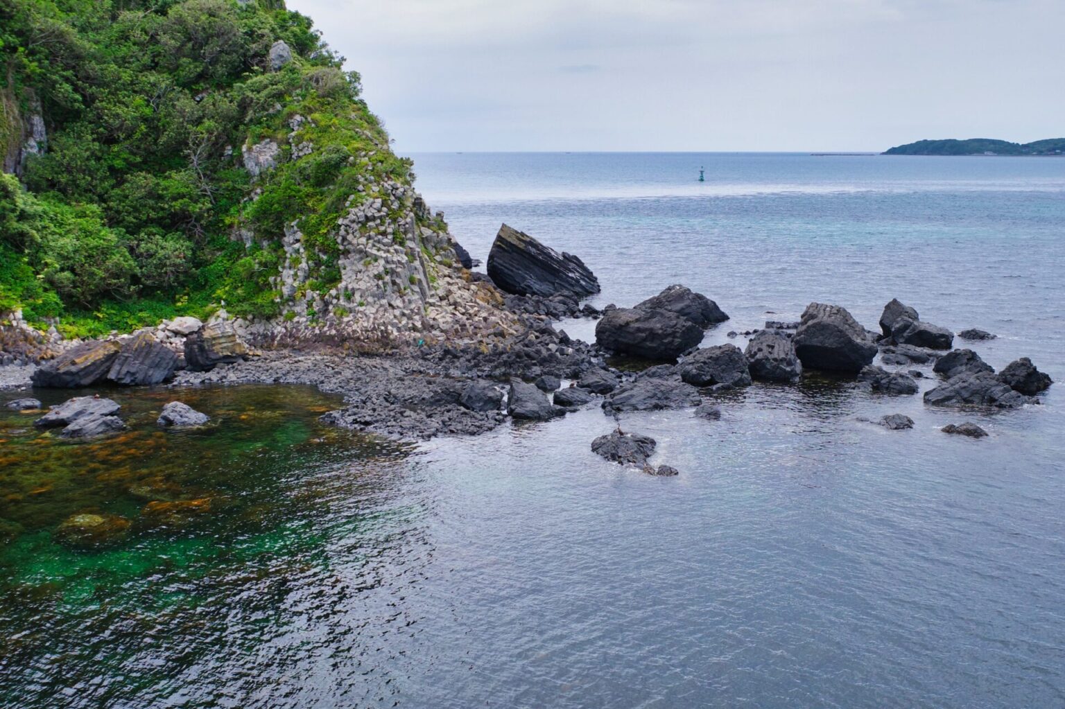 角島大橋の途中の島