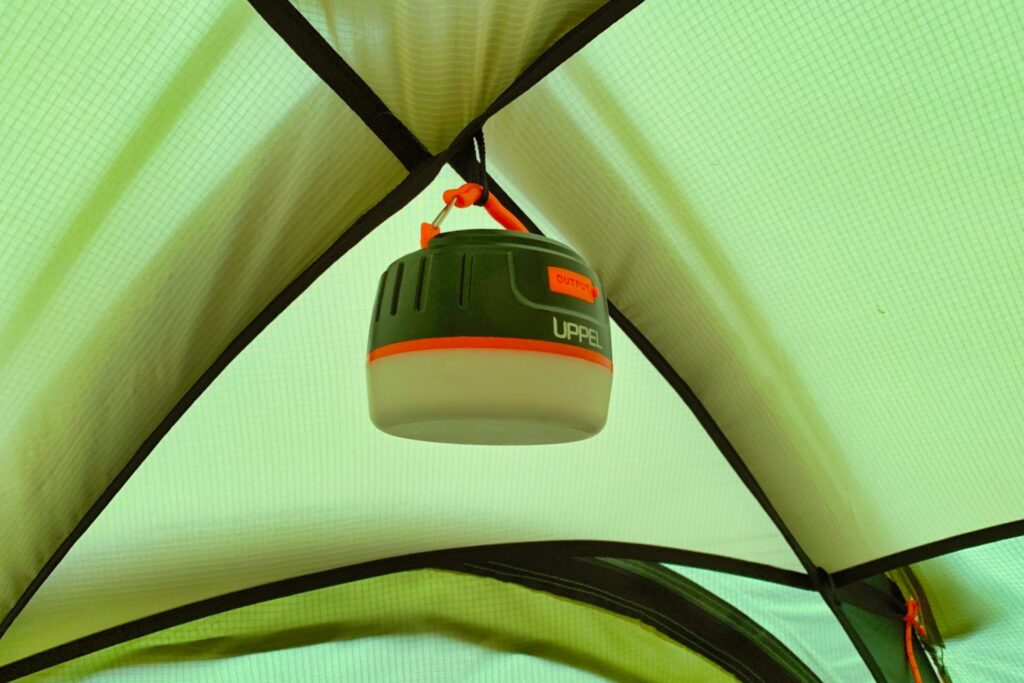 LEDランタンをテントの天井に取り付ける