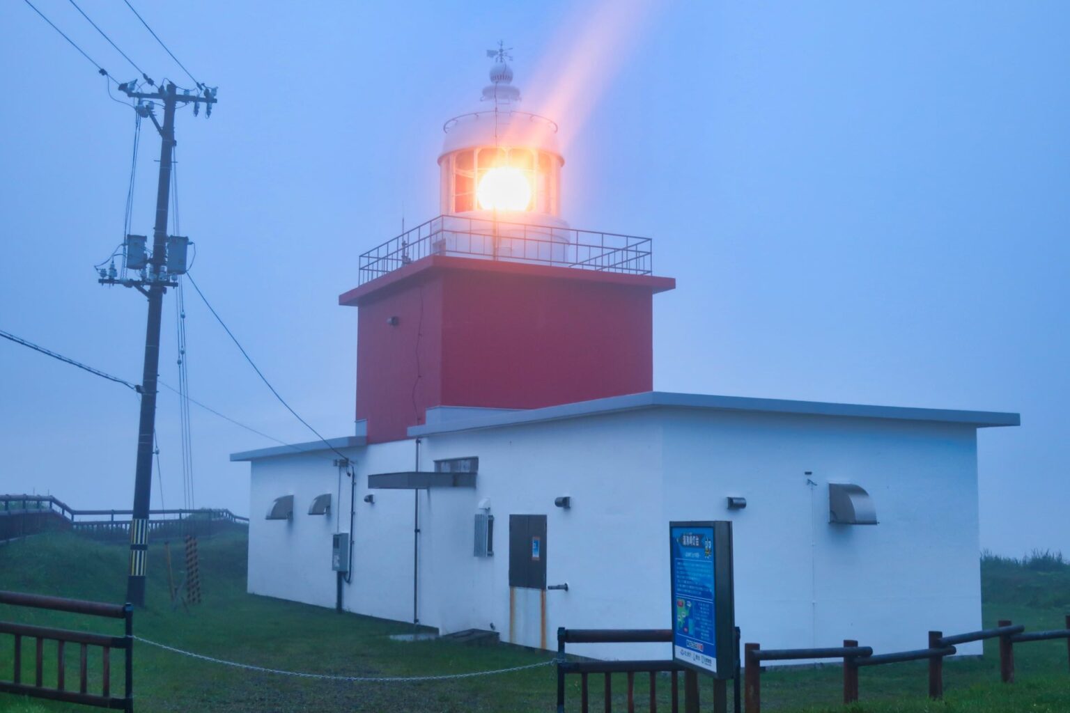 霧の中の湯沸岬灯台