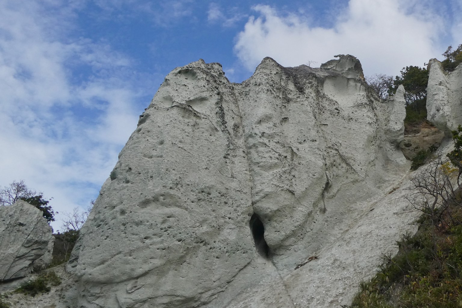 仏ヶ浦の緑色凝灰岩の奇岩