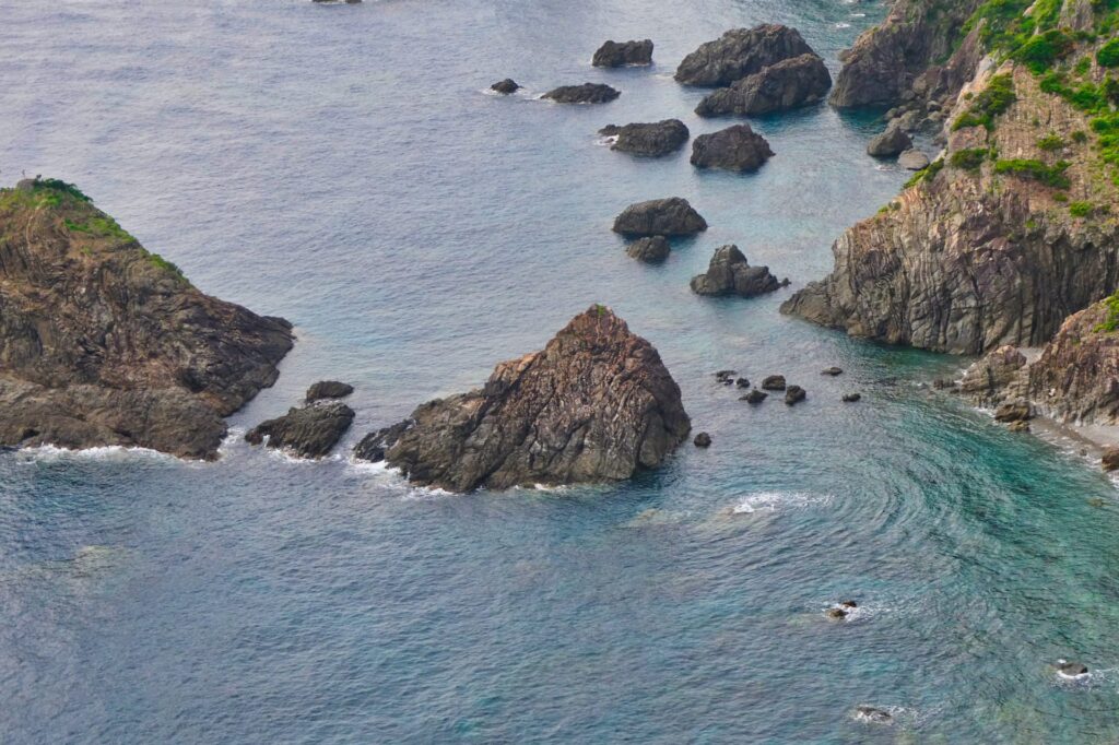 佐多岬近くの海の中のの岩の様子