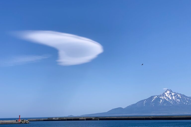 利尻富士のレンズ雲