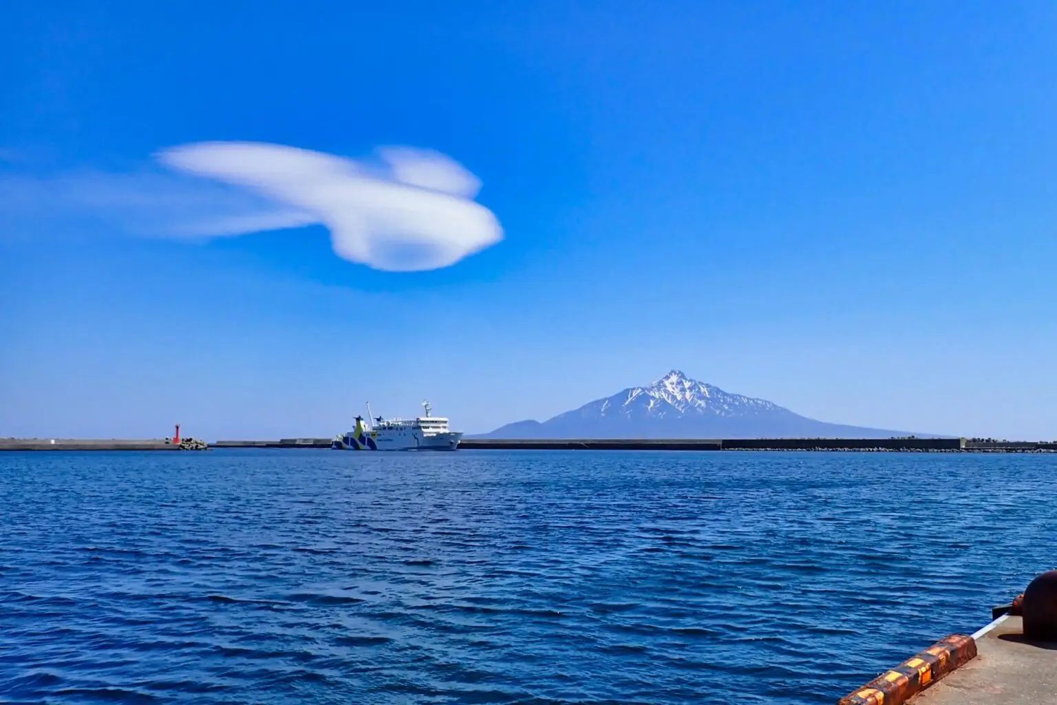 礼文島　利尻富士とレンズ雲