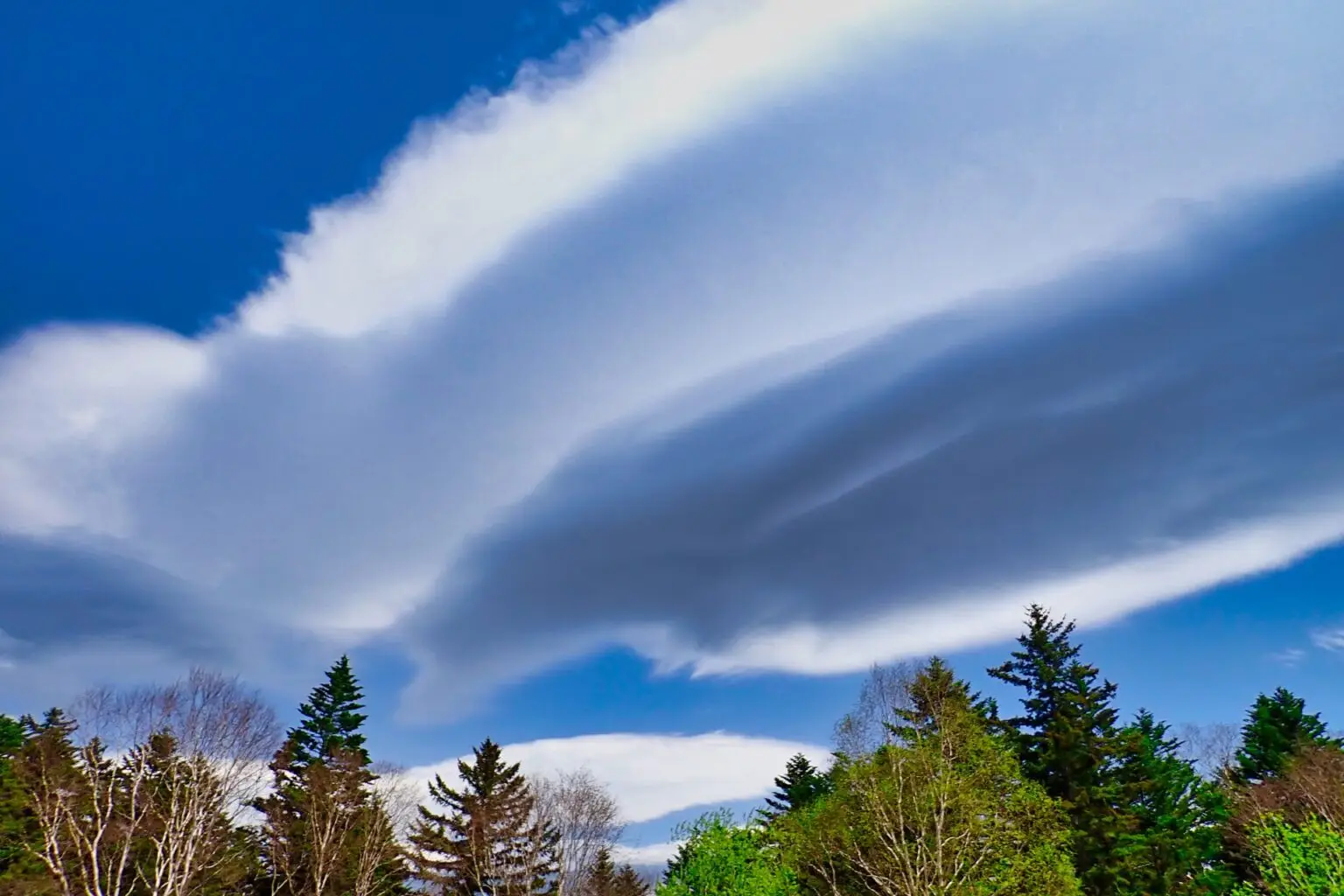 大雪山から伸びるレンズ雲